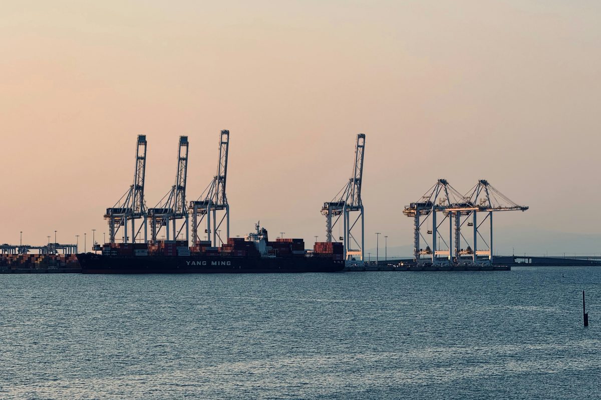 Puerto con contenedores apilados al amanecer